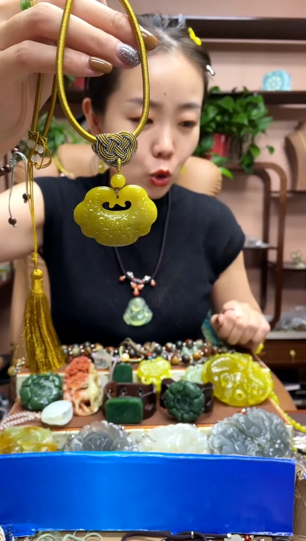 未镶嵌岫玉吊坠多样性发货发其中之一