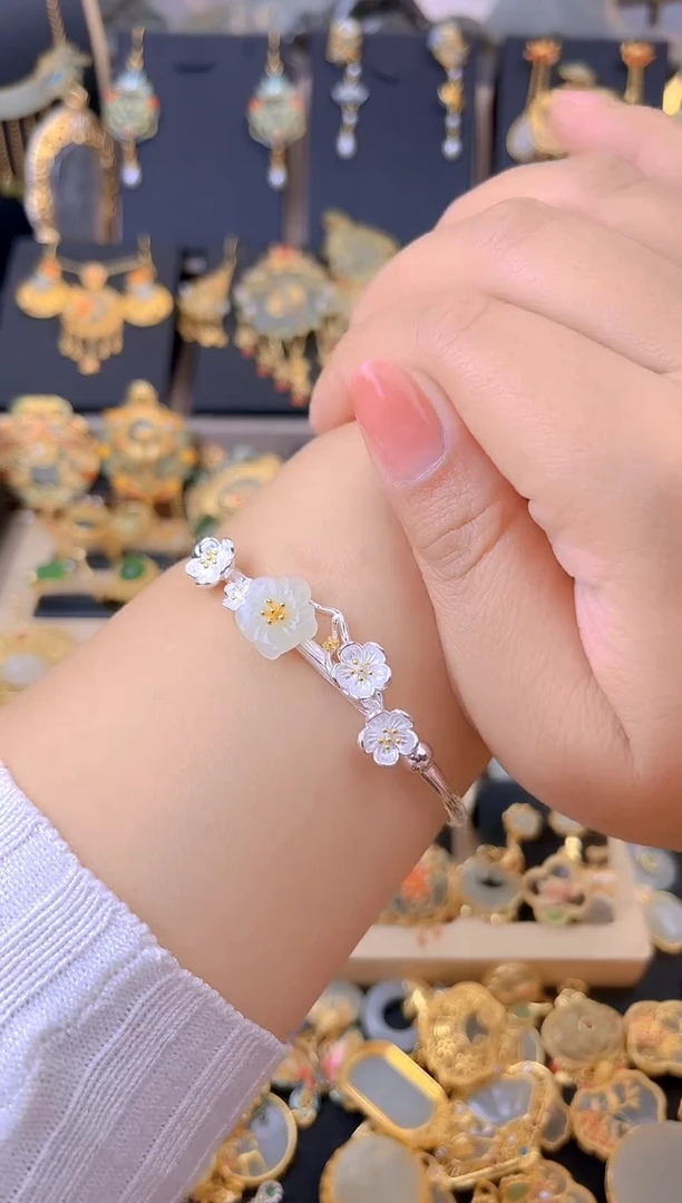 【闪购商品】和田玉手镯银S925镀金镶嵌梅花素款手镯