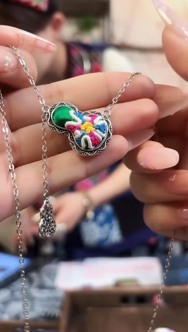 织绣民族风非遗老绣饰品589