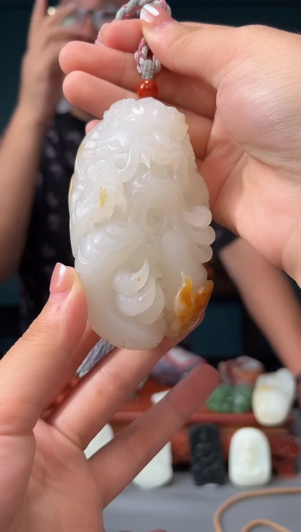 和田玉未镶嵌颈饰手把件