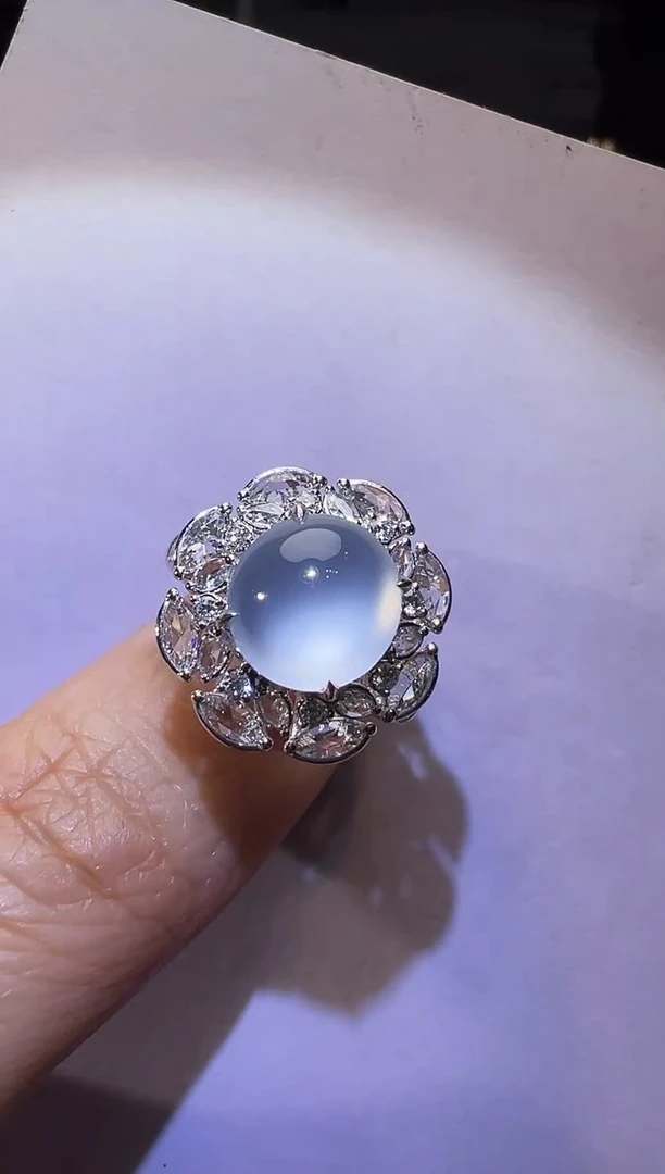 18K金镶嵌戒指翡翠蛋面