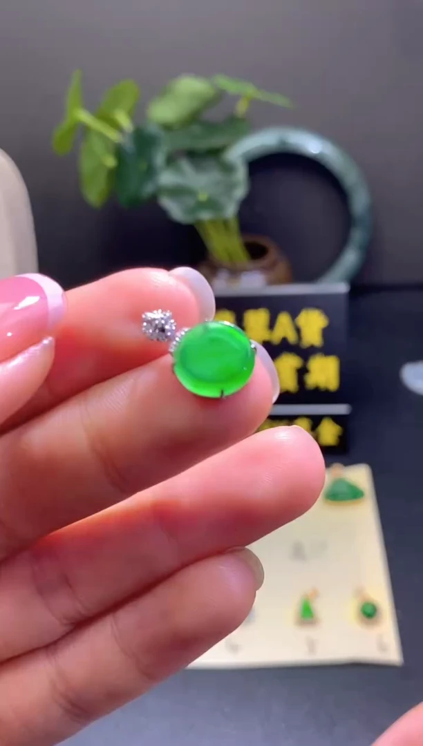 翡翠18K金镶嵌颈饰天然翡翠A货