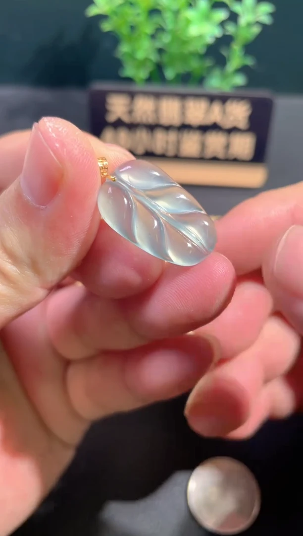 颈饰18K金镶嵌翡翠翡翠