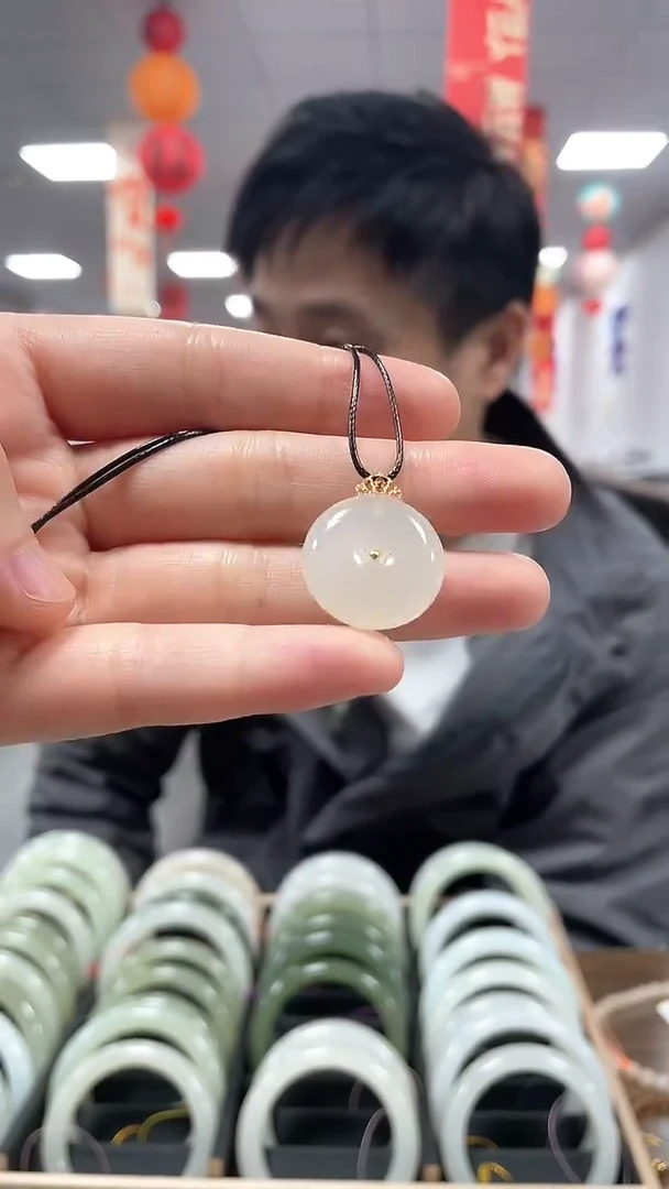 【闪购商品】和田玉颈饰18K金镶嵌平安扣吊坠一件