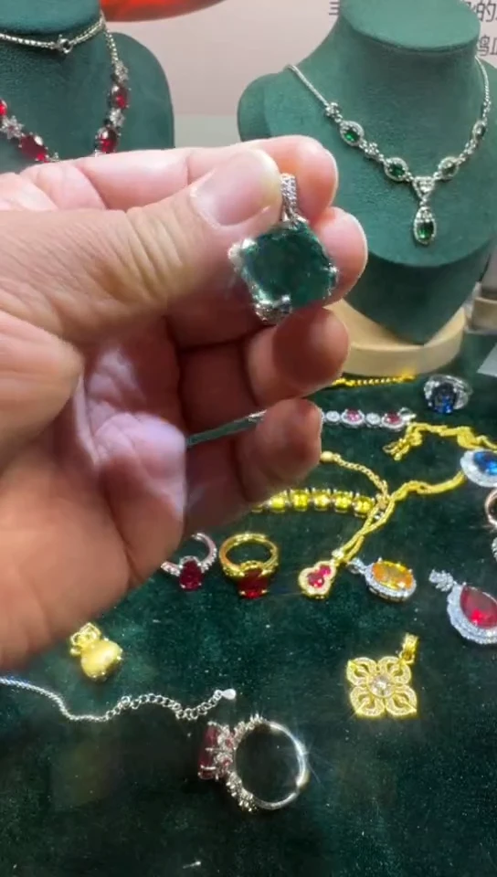 颈饰18K金镶嵌祖母绿1