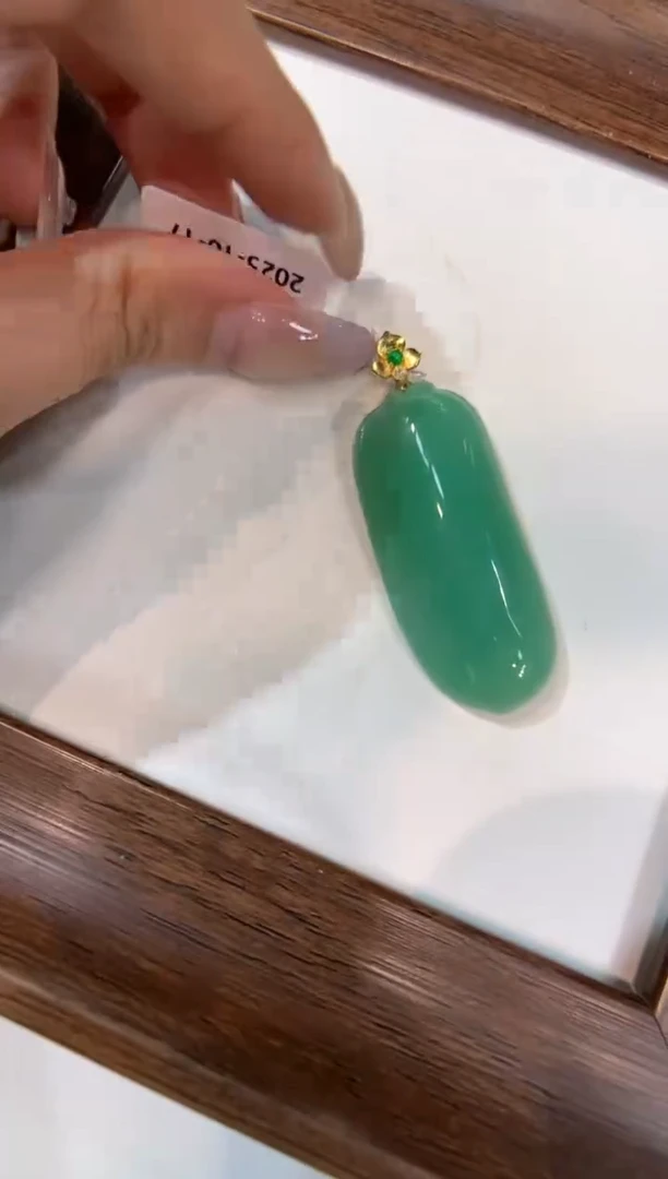颈饰18K金镶嵌翡翠福瓜