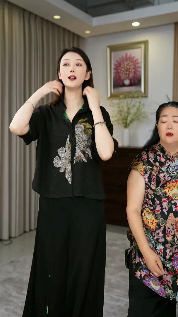 森比    黑色上衣
