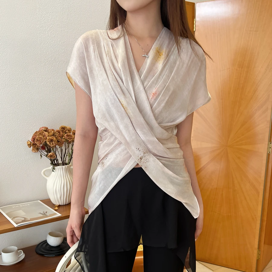 deepmoss 2025春夏新款淡人女装玫瑰香气幻影缎感水泽交叠上衣