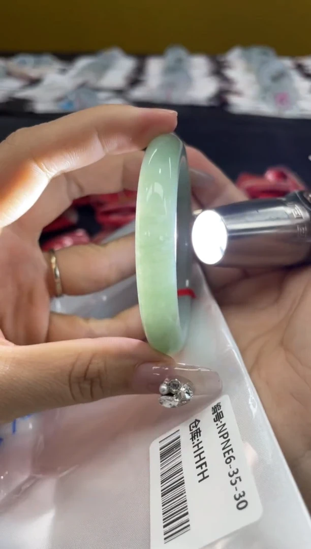 未镶嵌手镯翡翠有*。翡翠手镯