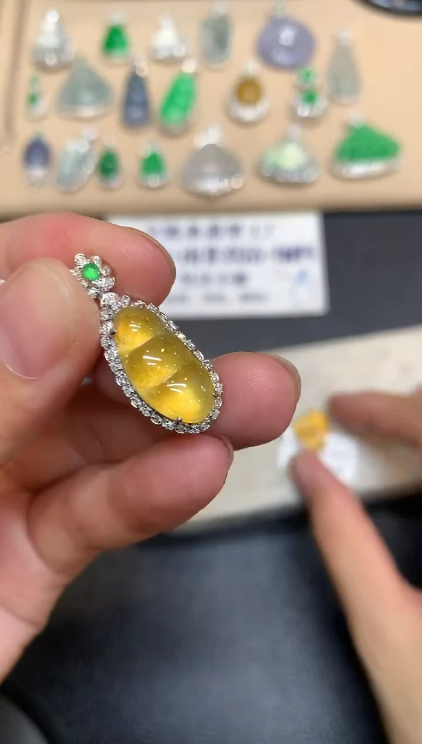 颈饰18K金镶嵌翡翠福豆【无服务费【48小时鉴赏期】