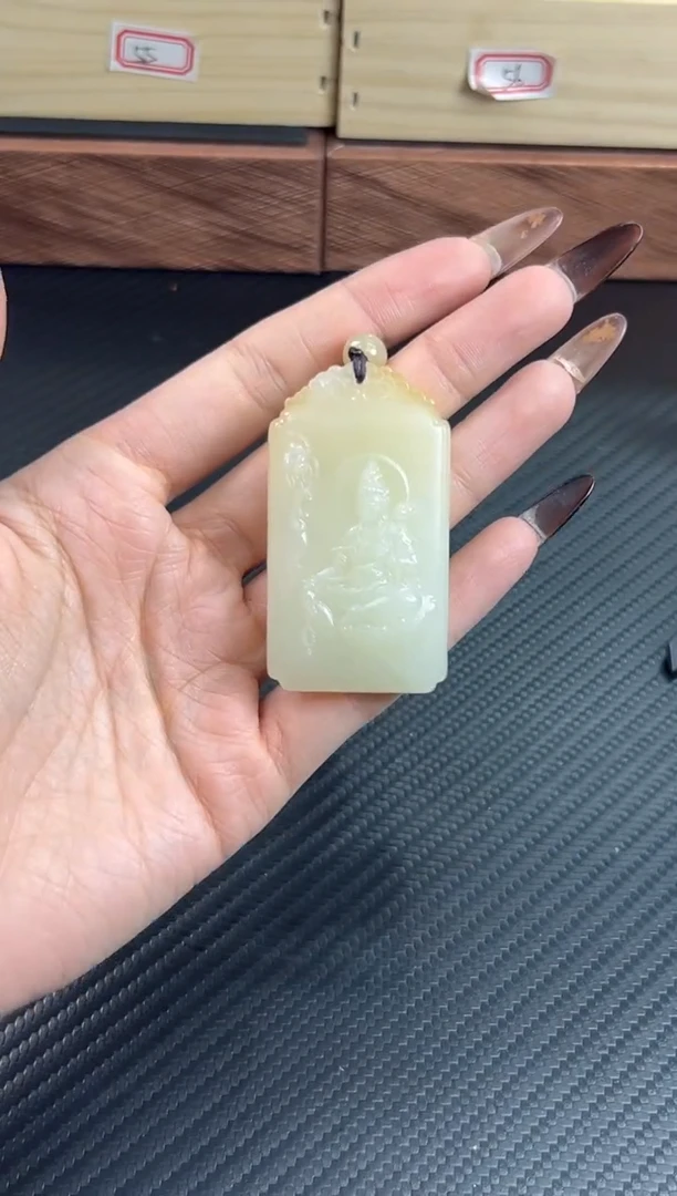 吊坠(赠链)未镶嵌和田玉金山微色差S