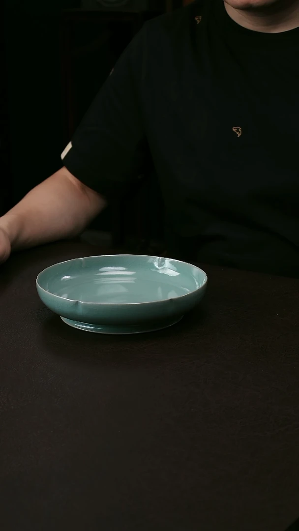 其他汝官窑偏绿微微瑕大葵口洗28-