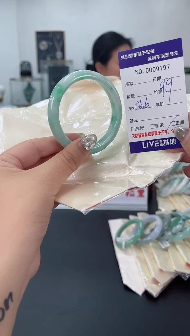 【闪购商品】翡翠手镯未镶嵌天然翡翠A货