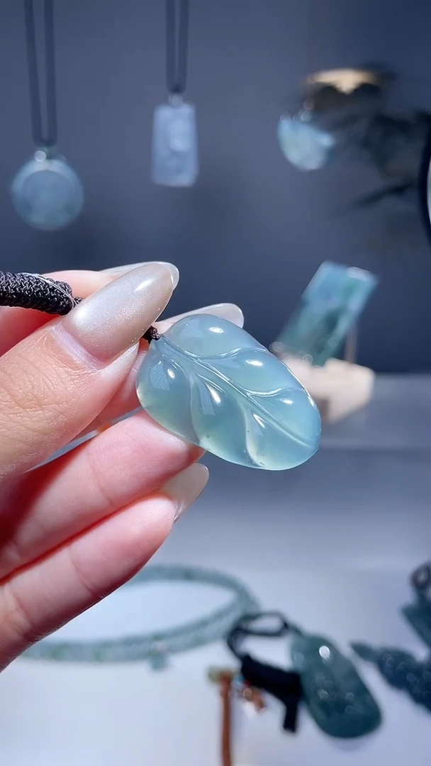 颈饰未镶嵌翡翠叶子