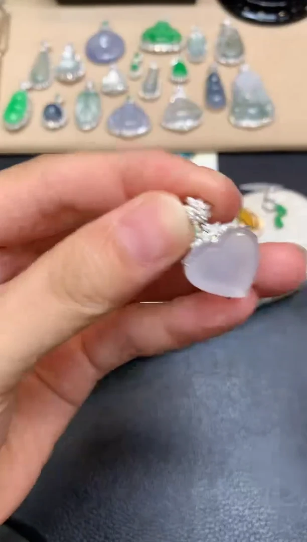 颈饰18K金镶嵌翡翠爱心【无服务费【48小时鉴赏期】