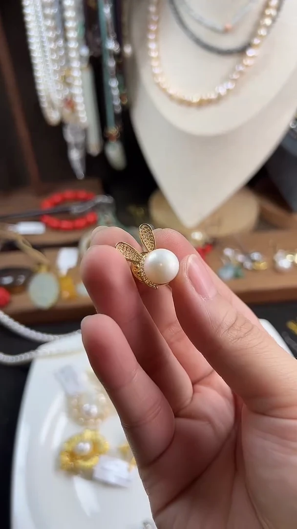 【闪购商品】淡水珍珠胸饰合金兔子