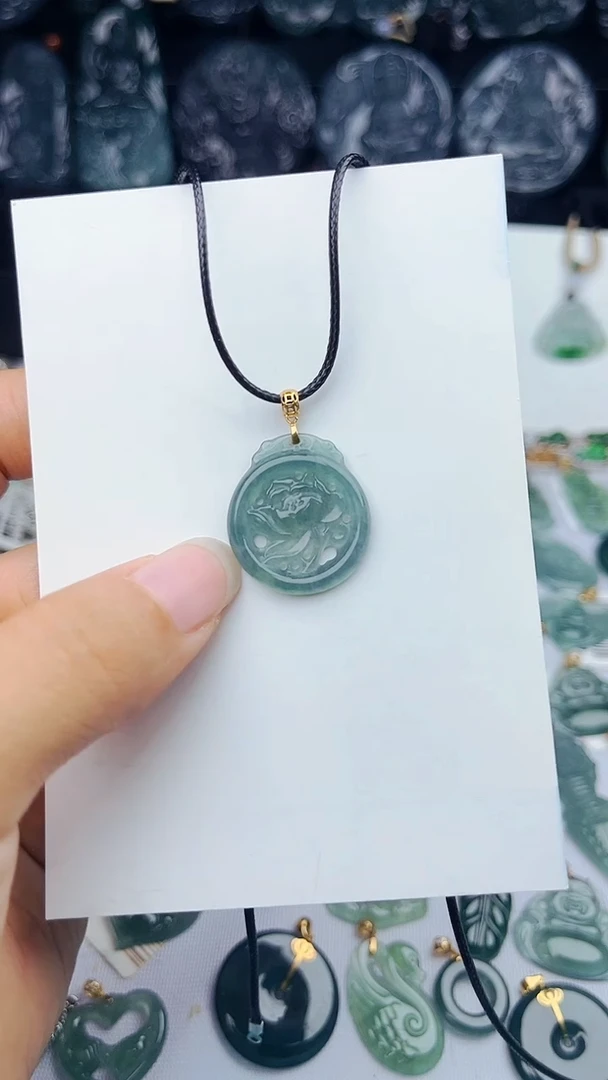 颈饰18K金镶嵌翡翠莲花