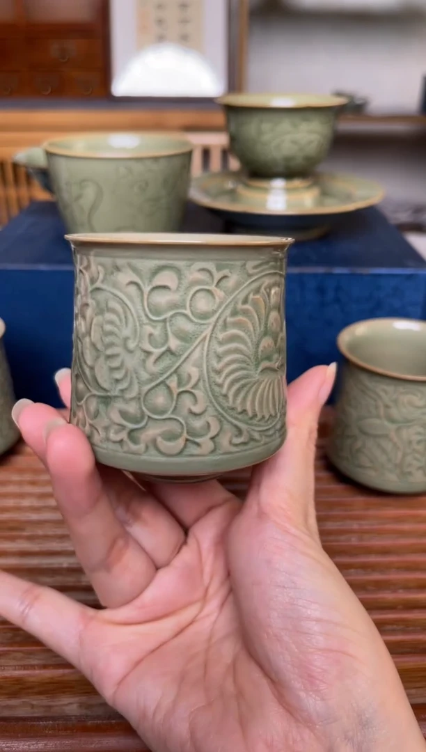 瓷器秘色菊纹束口杯 微瑕