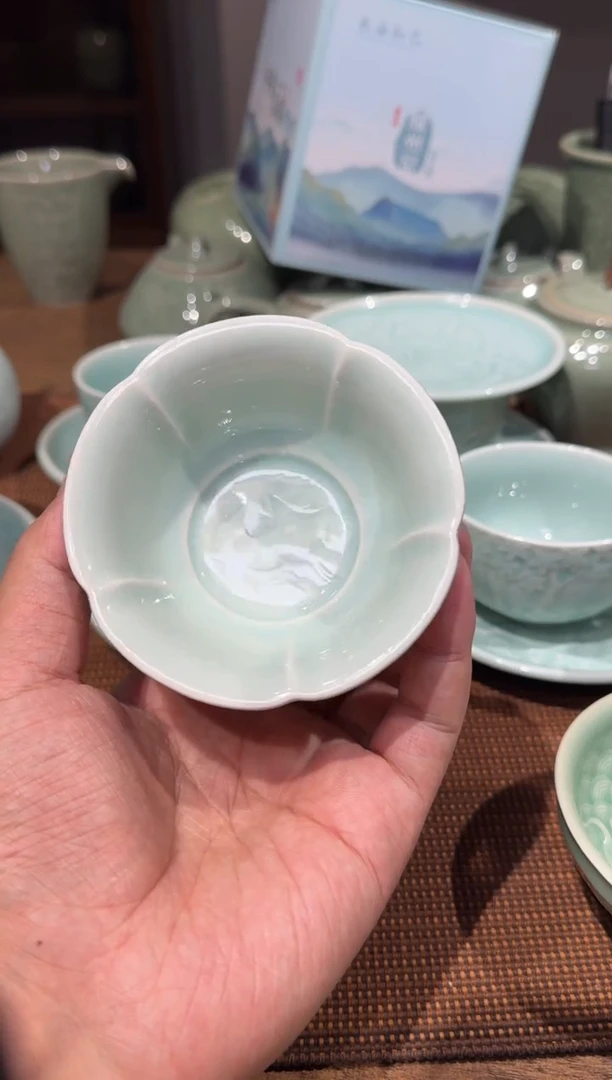 微瑕天青色福禄出筋杯1只