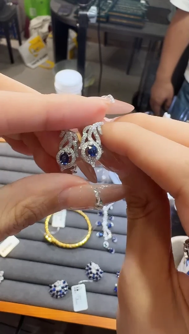 耳饰蓝宝石18K金镶嵌0.61ct