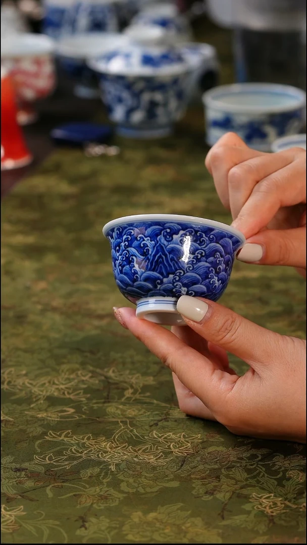 松风馆 江崖海水纹青花杯