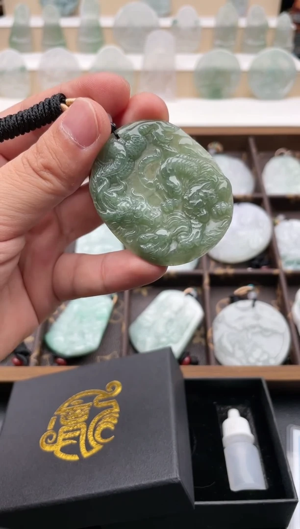 翡翠未镶嵌颈饰..../5/9/ 45