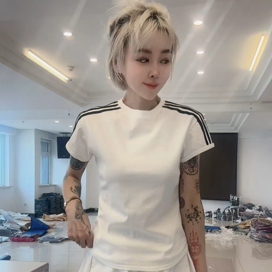 百搭款白色黑条包边短袖