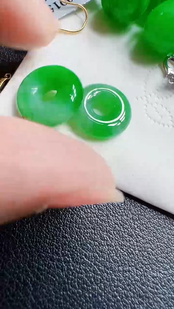 颈饰18K金镶嵌翡翠多样性发货发1