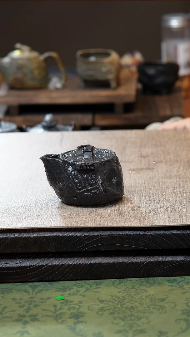 中式归玉堂冰碛岩重工雕刻饕餮宝瓶壶