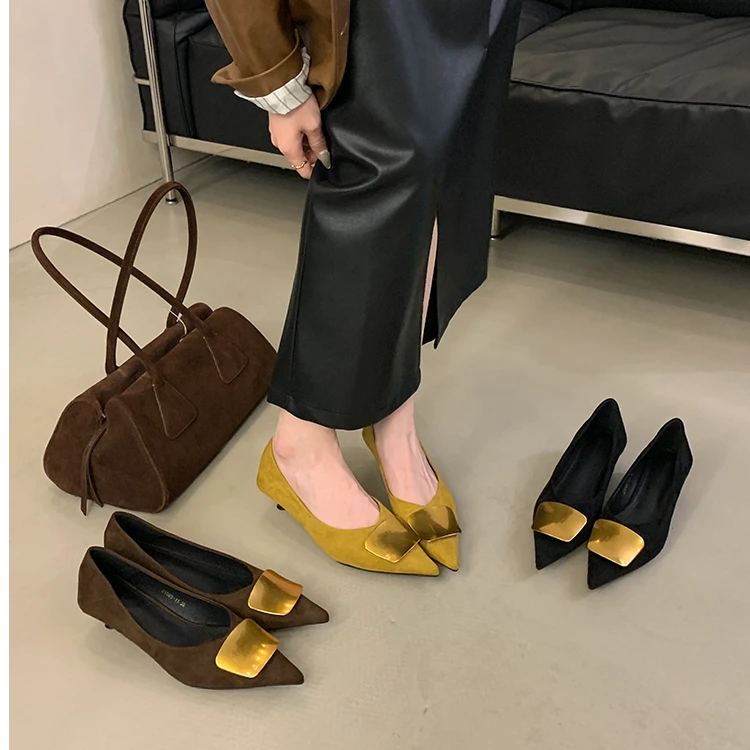 法式绒面金属装饰尖头猫跟单鞋2025新款细跟浅口一脚蹬细矮跟女鞋
