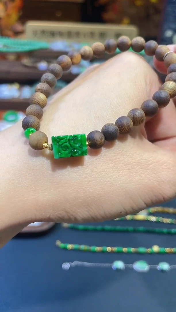 颈饰18K金镶嵌翡翠手串