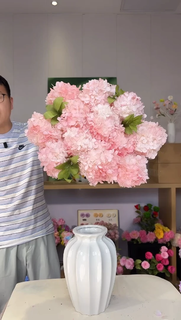 永生草莓绣球12枝(浅粉渐变)+3枝小橘叶