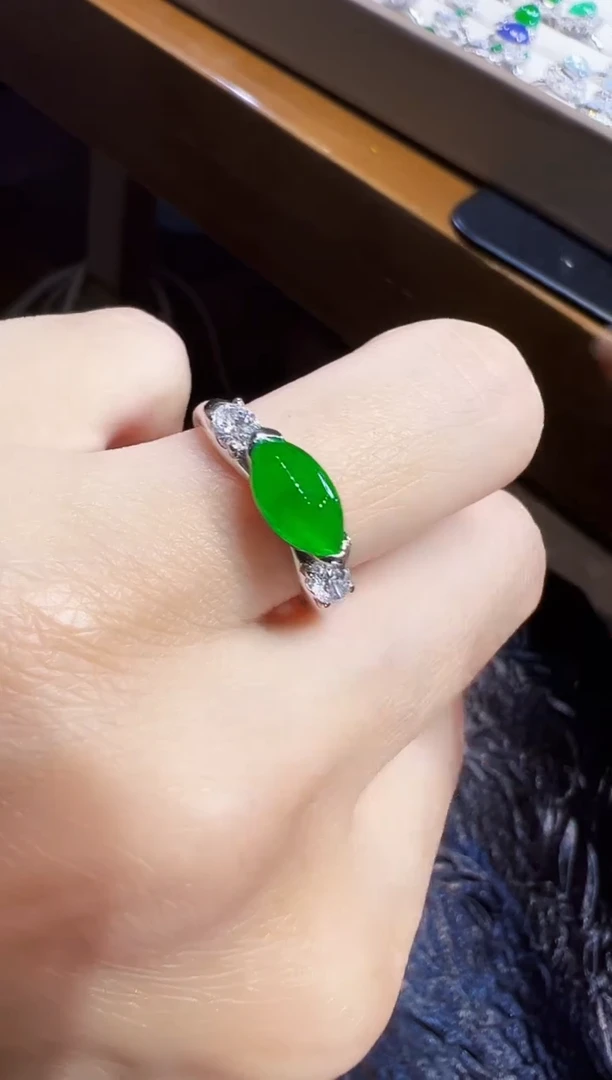 18K金镶嵌戒指翡翠马眼