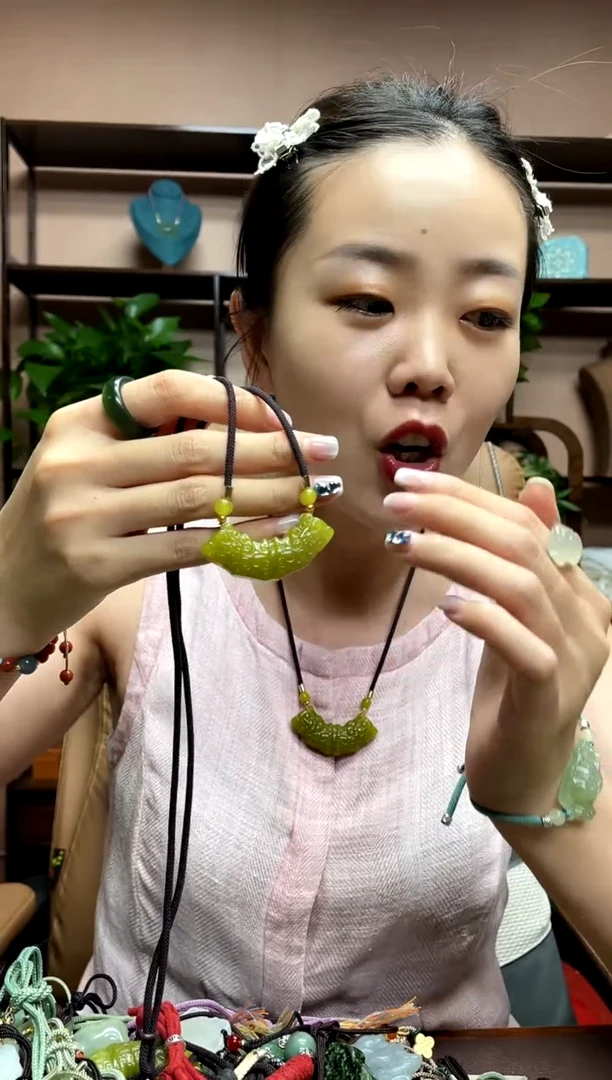 岫玉未镶嵌吊坠多样性发货发其中之一