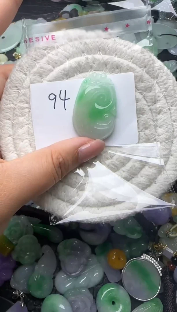 颈饰未镶嵌翡翠缅甸翡翠吊坠