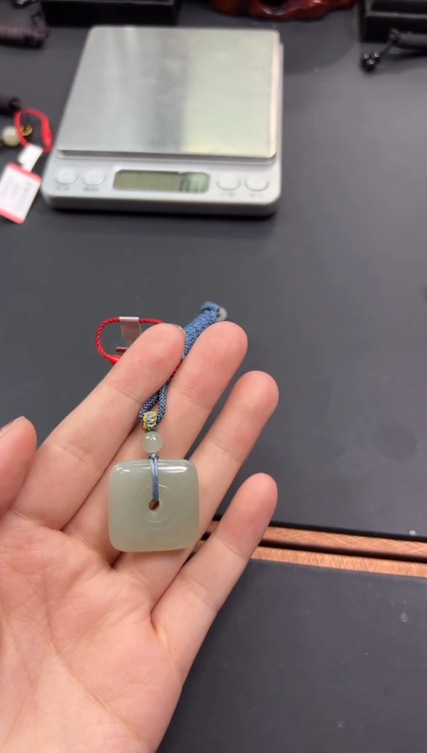 【闪购商品】和田玉吊坠(赠链)未镶嵌且末微色差近矿吊坠