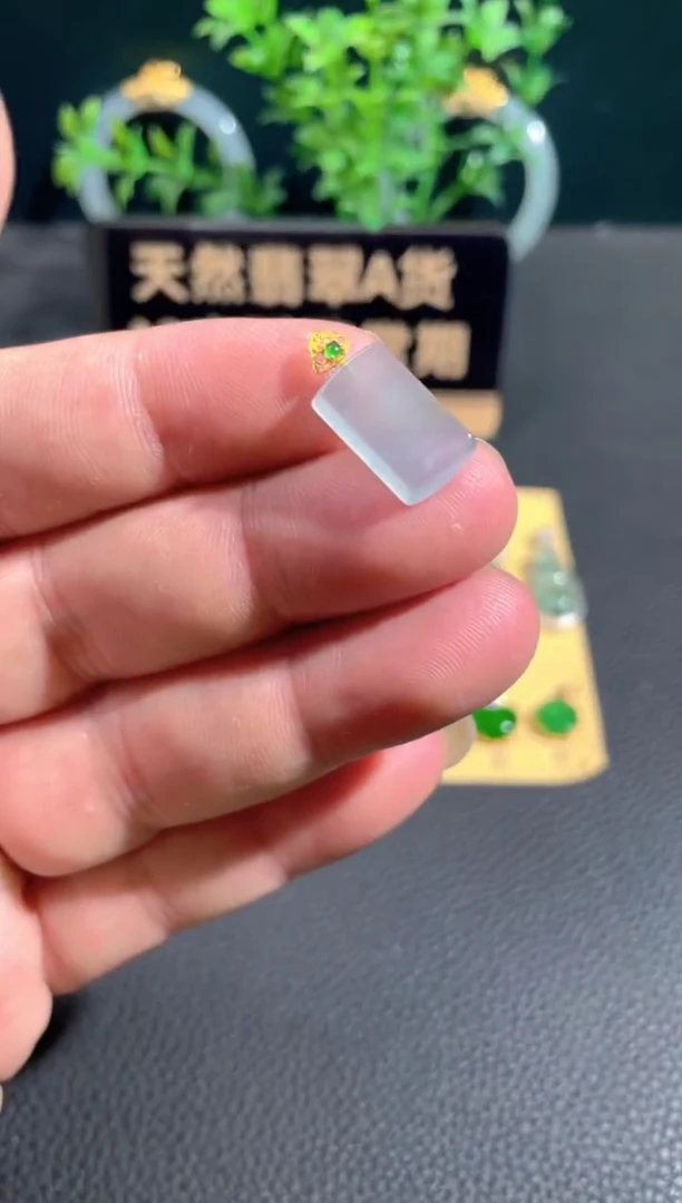 翡翠18K金镶嵌颈饰翡翠