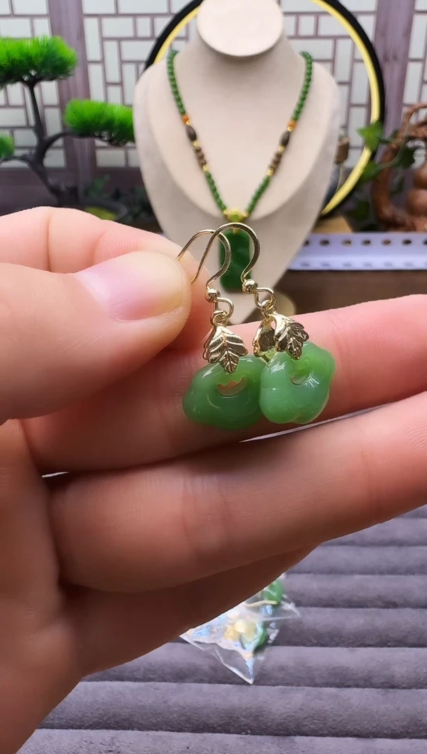 14K金镶嵌和田玉耳饰E179