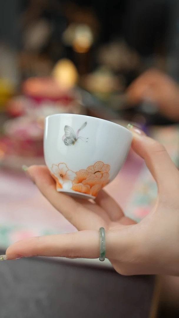 景德镇手工手绘玉泥胎矾红蝶恋花主人杯（90CC容量）