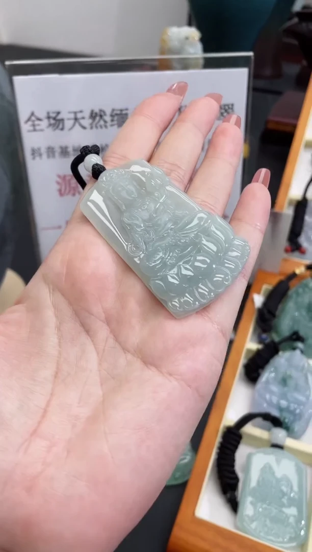 翡翠未镶嵌颈饰观音