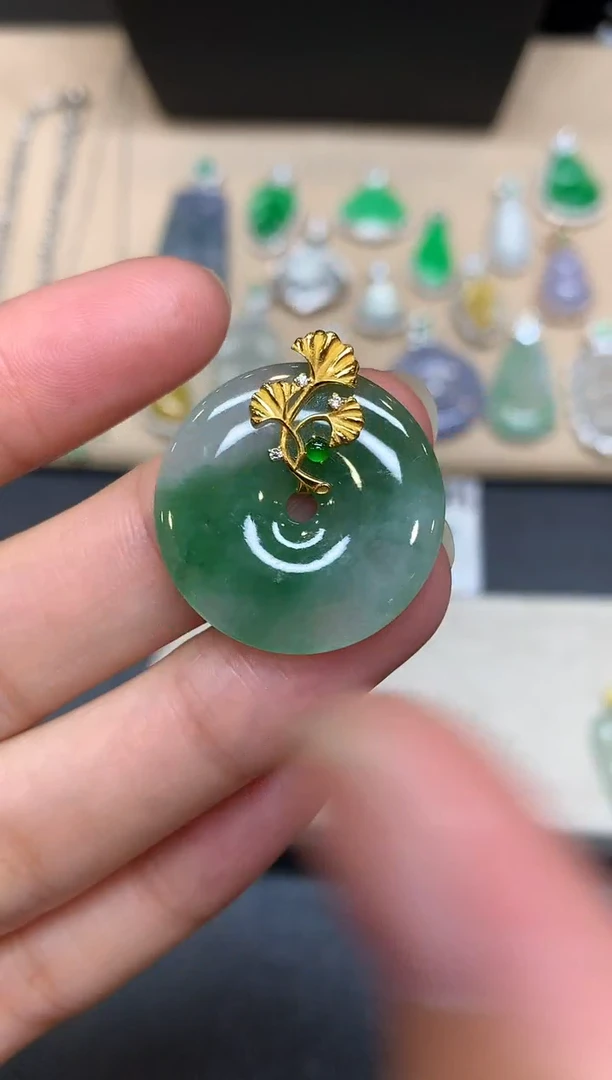 颈饰18K金镶嵌翡翠平安扣【无服务费