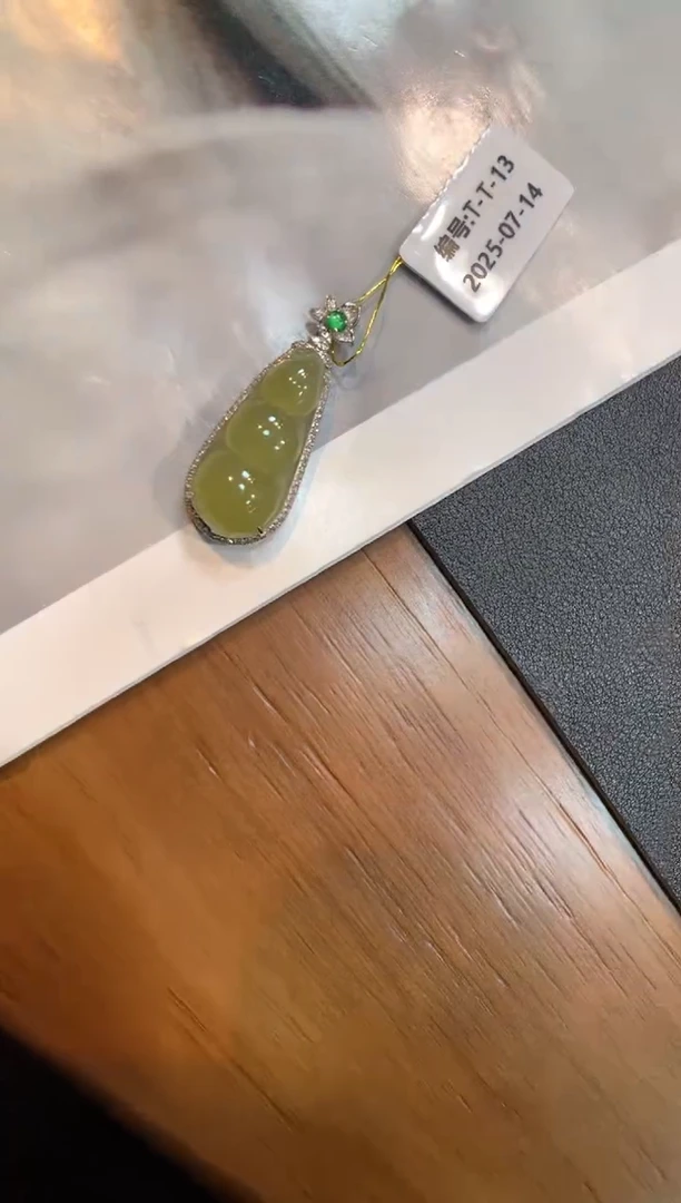 翡翠18K金镶嵌颈饰福豆