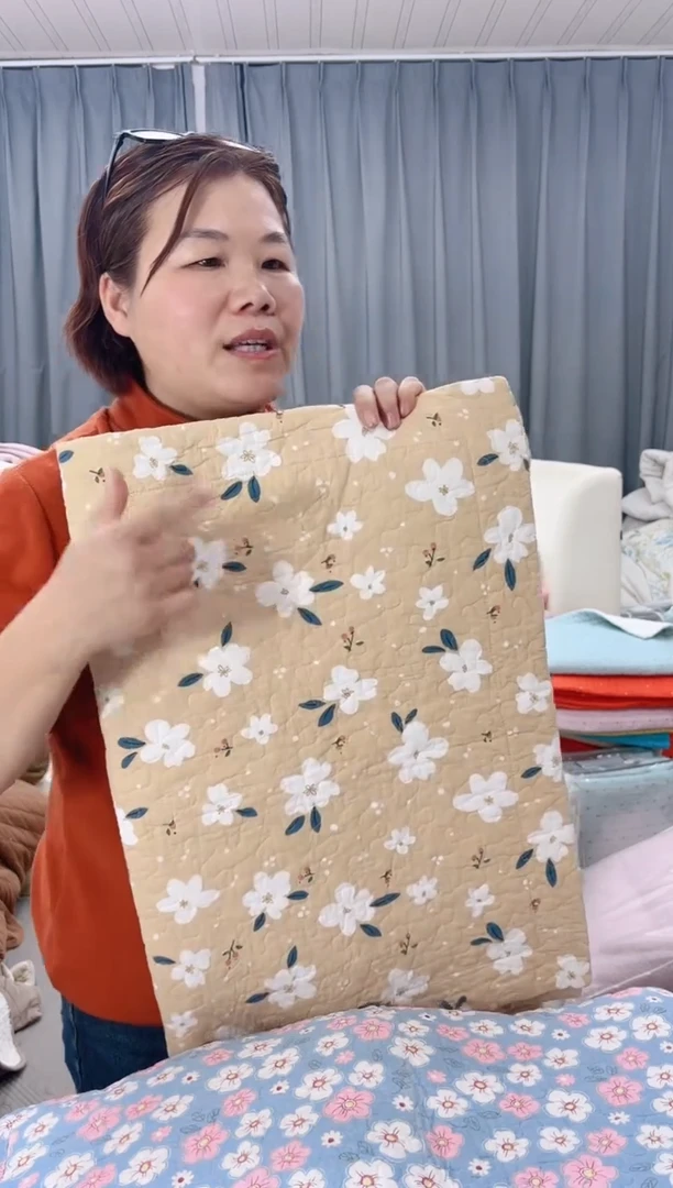 棉米色碎花纯棉床盖三件套