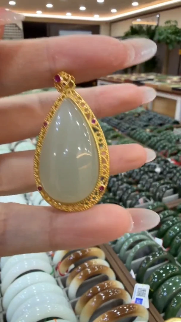 颈饰未镶嵌和田玉挂件