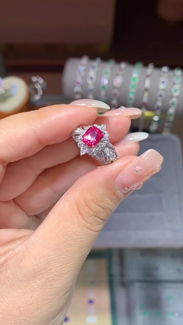 18K金镶嵌戒指尖晶石1.62ct