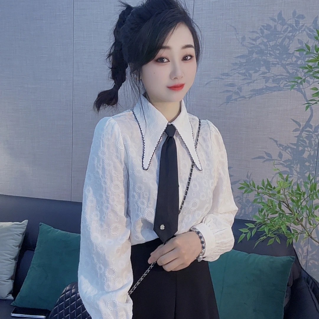 丹丹精选--8812新款配领带翻领单排扣压花减龄小衫