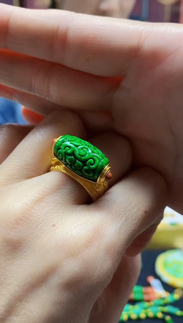 颈饰未镶嵌翡翠戒指