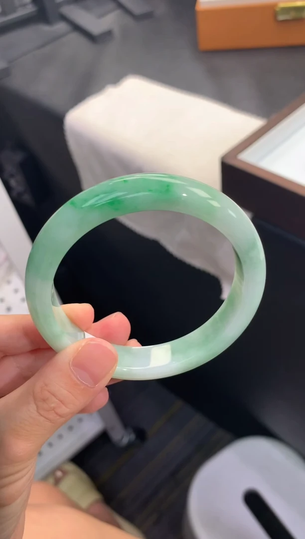 翡翠手镯未镶嵌