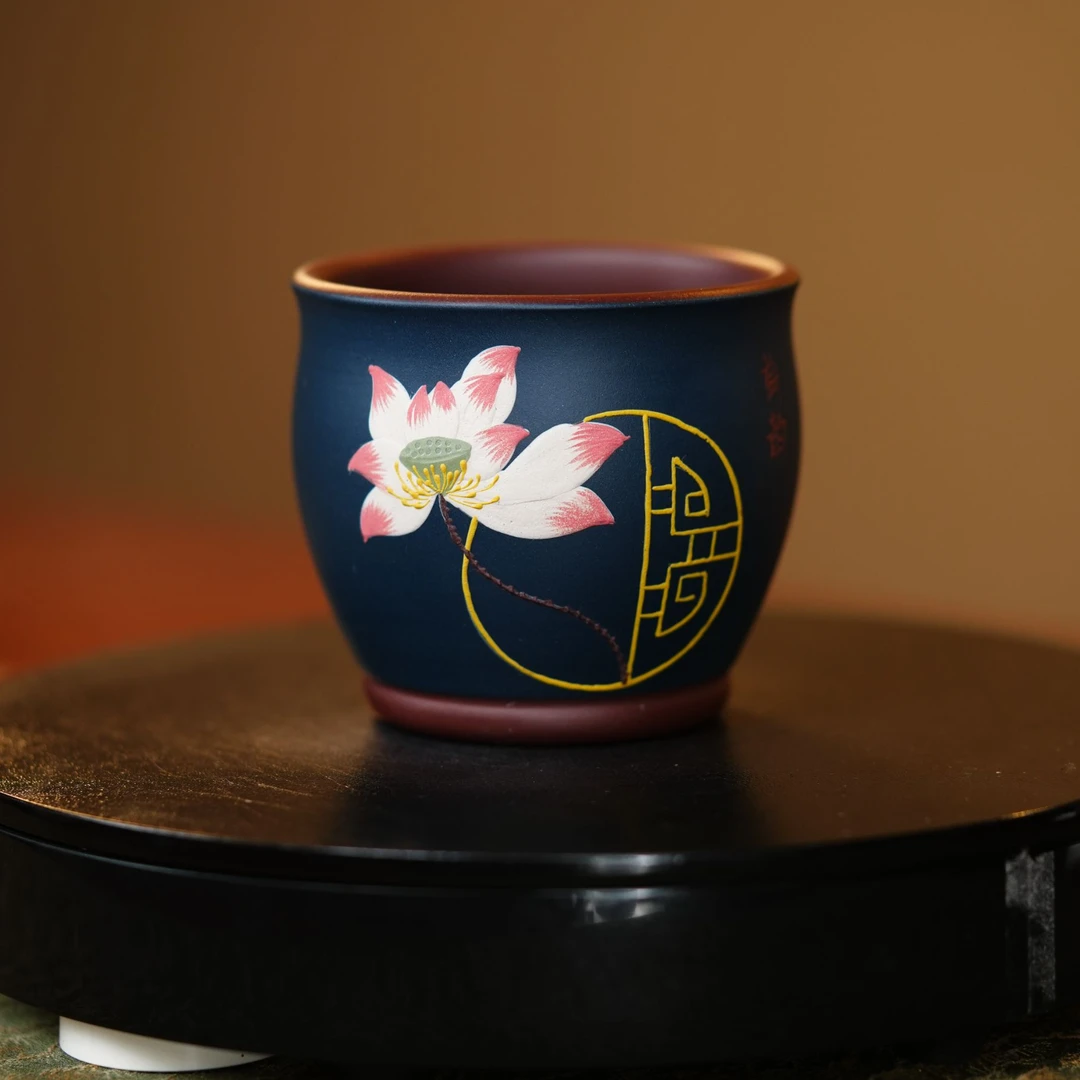 【6024-1荷花荷韵杯】宜兴紫砂紫泥粉苏青立体泥绘堆绘荷花主人杯