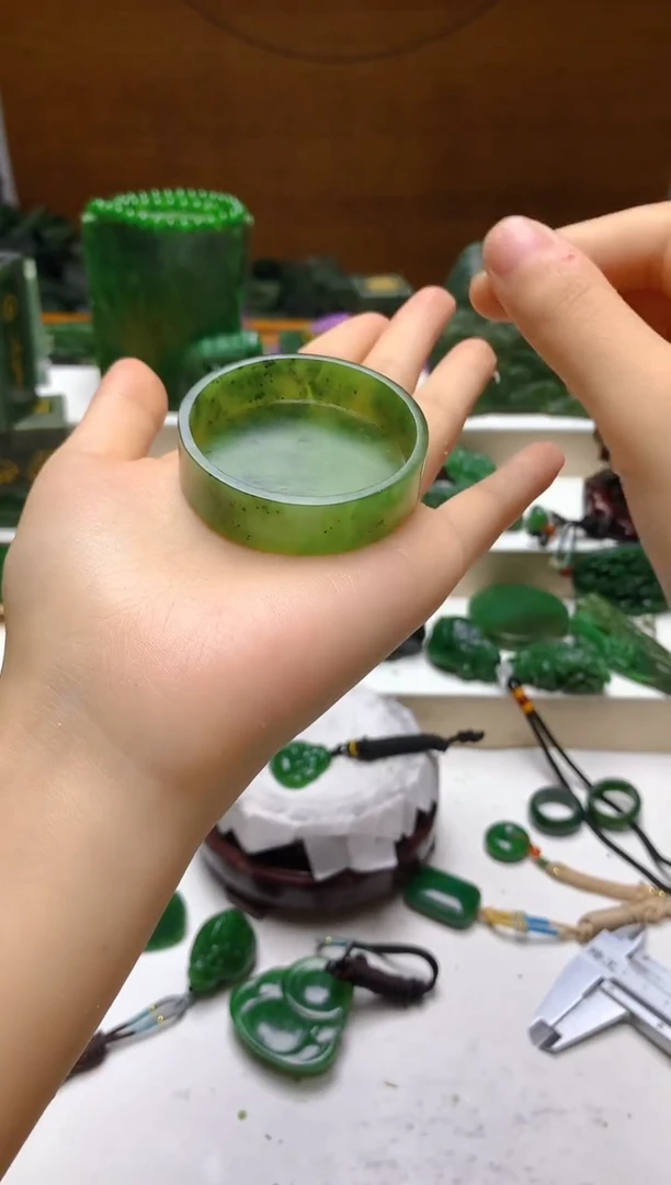 和田玉（碧玉）未镶嵌摆件随机发货一个